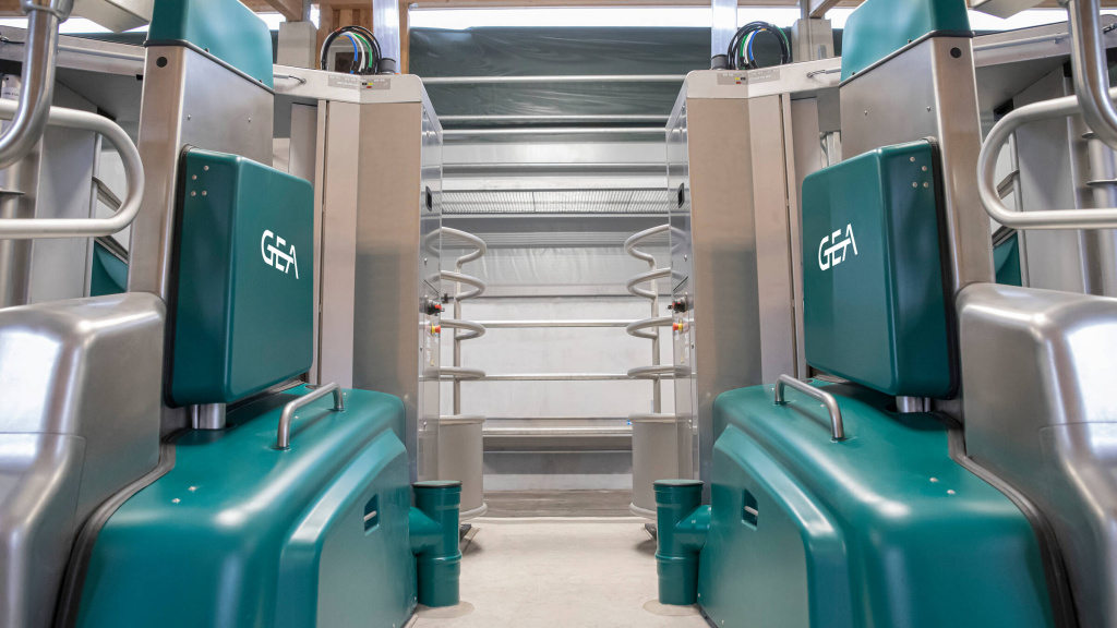 R9500 space saving automatic milking Dairy Farming.jpg